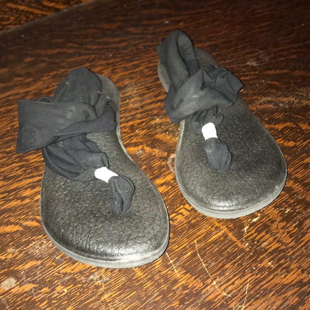 Sanuk black yoga sandals size 6